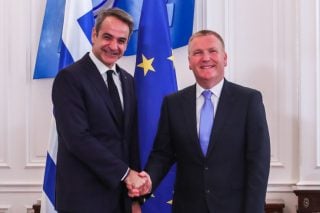 Συνάντηση Μητσοτάκη με τον Επίτροπο για το Κράτος Δικαίου: «Λαμβάνουμε υπόψη τις συστάσεις της Κομισιόν»